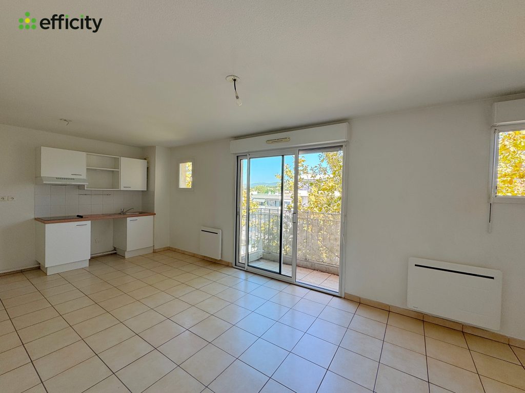 83140 SIX FOURS LES PLAGES - CENTRE VILLE- QUARTIER PEIRET GUIS – T2 50M² - BALCON – DERNIER ÉTAGE - PLACE DE PARKING