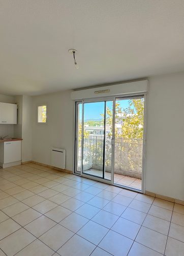 83140 SIX FOURS LES PLAGES - CENTRE VILLE- QUARTIER PEIRET GUIS – T2 50M² - BALCON – DERNIER ÉTAGE - PLACE DE PARKING