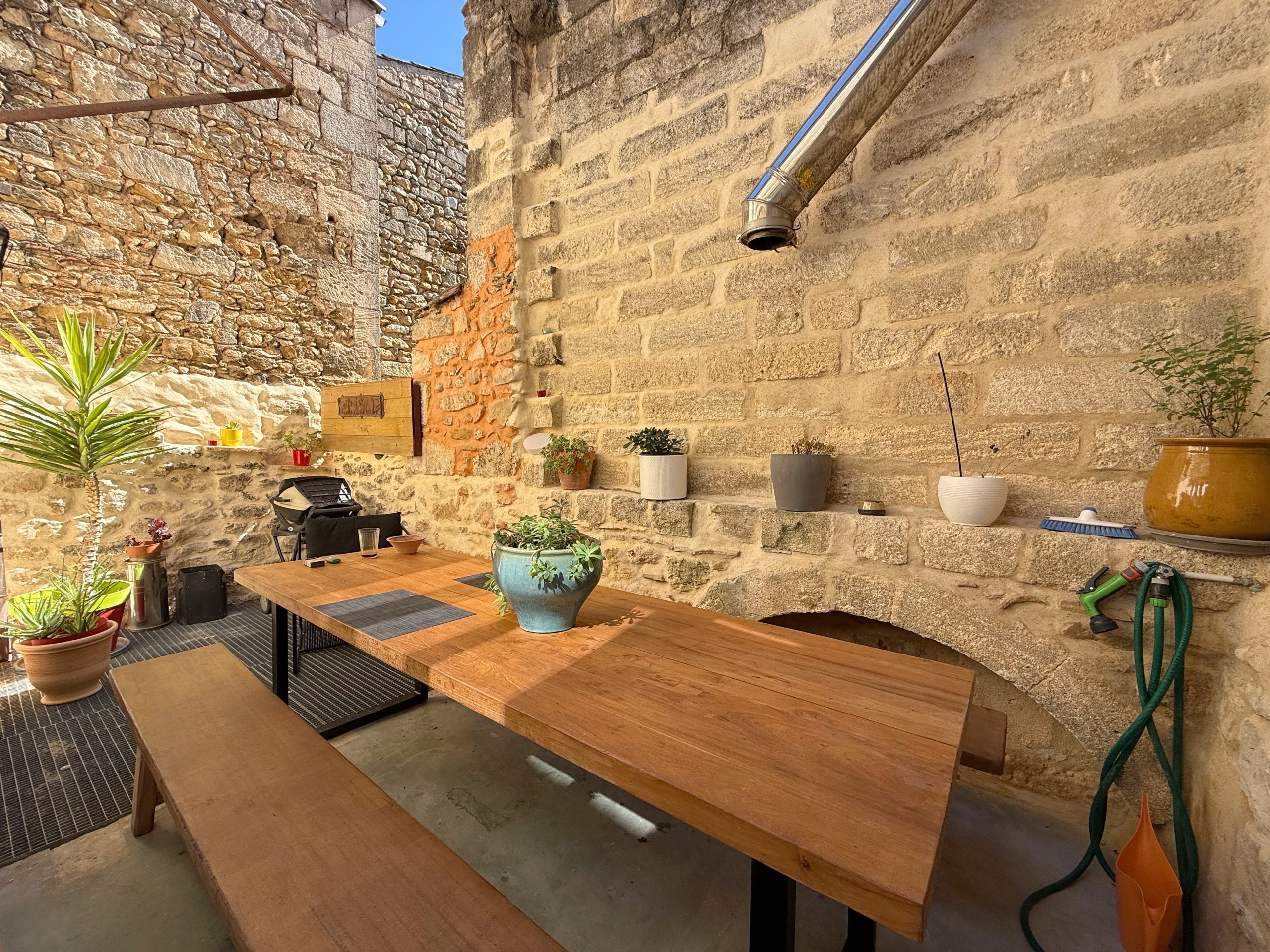 MAISON BOURGEOISE EN PIERRE 209 m2- 34400 – ENTRE-VIGNES – SAINT CHRISTOL – 3 APPARTEMENTS – TERRASSE – RÉNOVATION INTÉGRALE 2025 – CHARME & AUTHENTICITÉ – FORT POTENTIEL LOCATIF