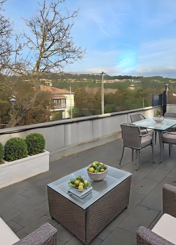 13710 FUVEAU - DUPLEX LA BARQUE - 2 CHAMBRES COIN BUREAU - TERRASSE