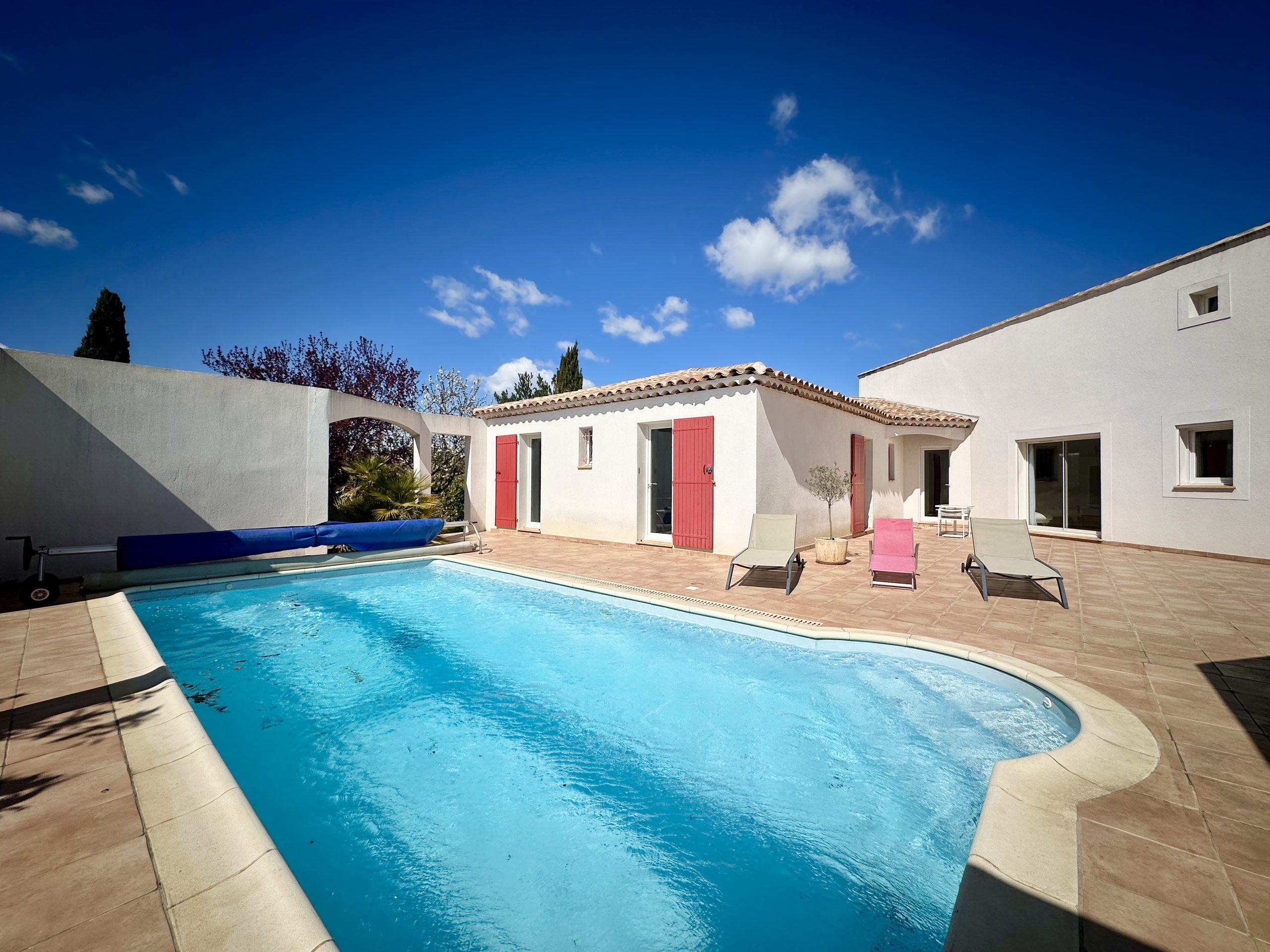 13540 – AIX-EN-PROVENCE – PUYRICARD QUARTIER ROSTOLANE – 7 PIECES – 5 CHAMBRES – 173.0 m² – PISCINE ENTERRÉE – PLAIN-PIED – EXPOSITION SUD – EXCELLENT ENVIRONNEMENT – DEPENDANCE – VENTE INTERACTIVE